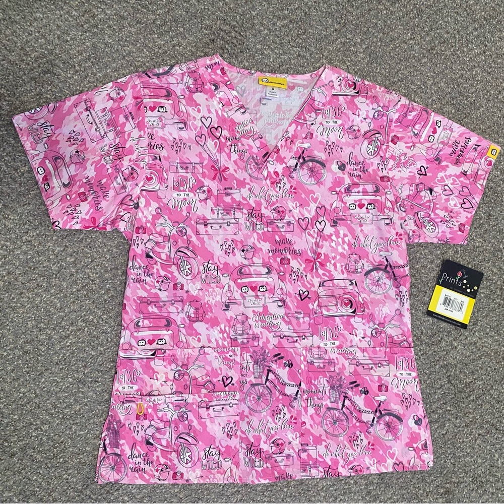 Wonder Wink NEW Women’s Small Short Sleeve V-Neck Scrub Top Fun Print Pockets NW